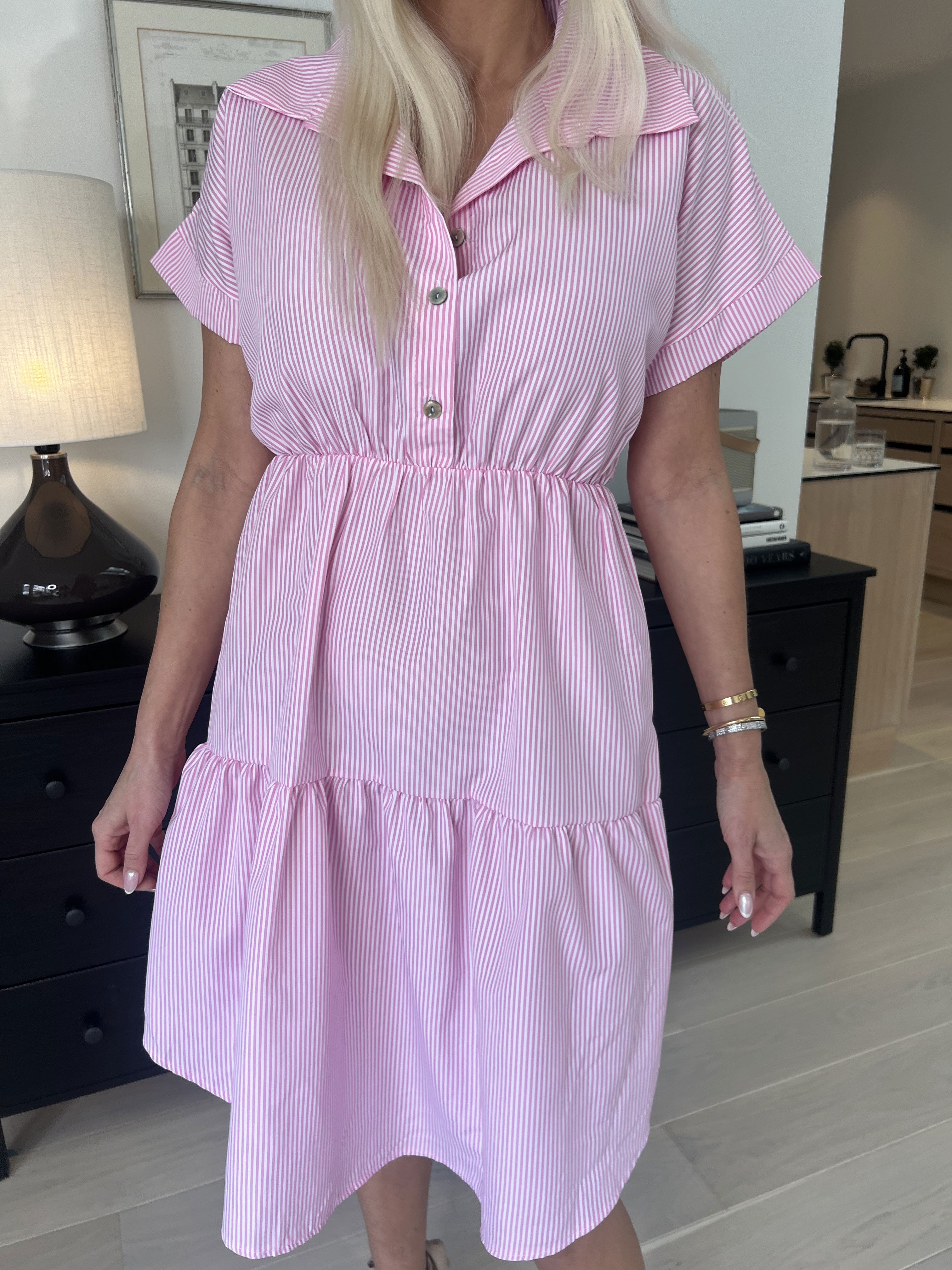 Linnea - Randig klänning med skjortkrage och lager-på-lager-look